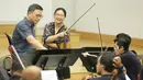 Jelang pertunjukan konserto biola “Malam Tchaikovsky” dalam rangka memperingati 180 tahun kelahiran komponis besar dunia Pyotr Ilyich Tchaikovsky, Jakarta Concert Orchestra melakukan sesi latihan pada rabu (19/2/2020) di Jakarta.  (Bambang E.Ros/Fimela.com)
