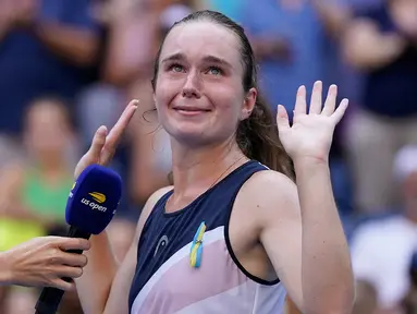 Reaksi Daria Snigur usai mengalahkan Simona Halep pada putaran pertama kejuaraan tenis US Open 2022 di New York, Amerika Serikat, Senin (29/8/2022). Petenis muda asal Ukraina tersebut berhasil mengalahkan Simona Halep dengan skor 6-2, 0-6, 6-4. (AP Photo/Seth Wenig)