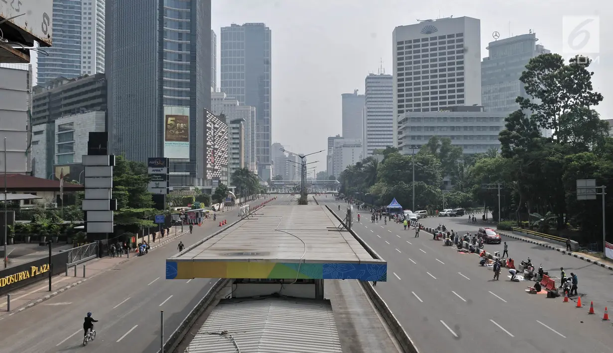 Suasana saat Car Free Day di Bundaran HI, Jakarta, Minggu (20/5). Jumlah pengunjung CFD di kawasan MH Thamrin dan sekitarnya menurun drastis dikarenakan warga lebih memilih berkegiatan di rumah selama Ramadan. (Merdeka.com/Iqbal S Nugroho)