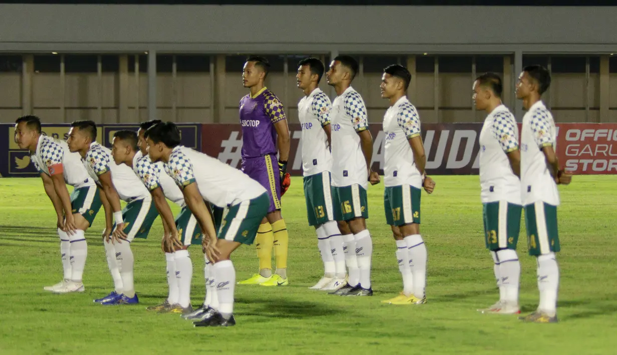 Bahkan pada saat sesi foto sejumlah pemain harus menjaga jarak. Selebrasi gol pun dibatasi dan dilarang meludah sembarangan untuk meminimalkan penyebaran virus. (Foto: Bola.com/M. Iqbal Ichsan)