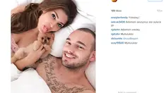 Pemain Timnas Belanda dan Galatasaray, Wesley Sneijder bersama istrinya berfoto dengan anjingnya yang lucu sebelum tidur. (Photo/Instagram) 