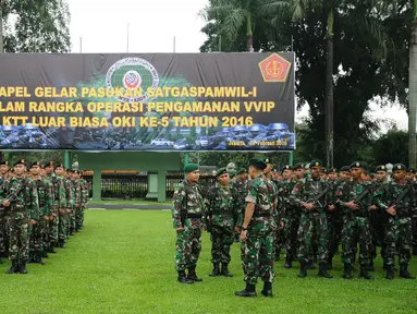 Pasukan TNI bersiap Apel Operasi Pengamanan VVIP KTT Luar Biasa OKI 2016 di Makodam Jaya, Jakarta, Kamis (25/2/2016). 3.600 personil TNI disiagakan untuk pengamanan KTT Luar Biasa OKI ke-3 pada 6-7 Maret 2016 mendatang. (Liputan6.com/Helmi Fithriansyah)