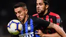 Gelandang Inter Milan, Matias Vecino, mengamankan bola dari bek AC Milan, Ricardo Rodriguez, pada laga Serie A Italia di Stadion San Siro, Milan, Minggu (21/10). Inter menang 1-0 atas Milan. (AFP/Marco Bertorello)