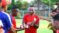 Titus Bonai Tebar Senyum di Hari Spesial