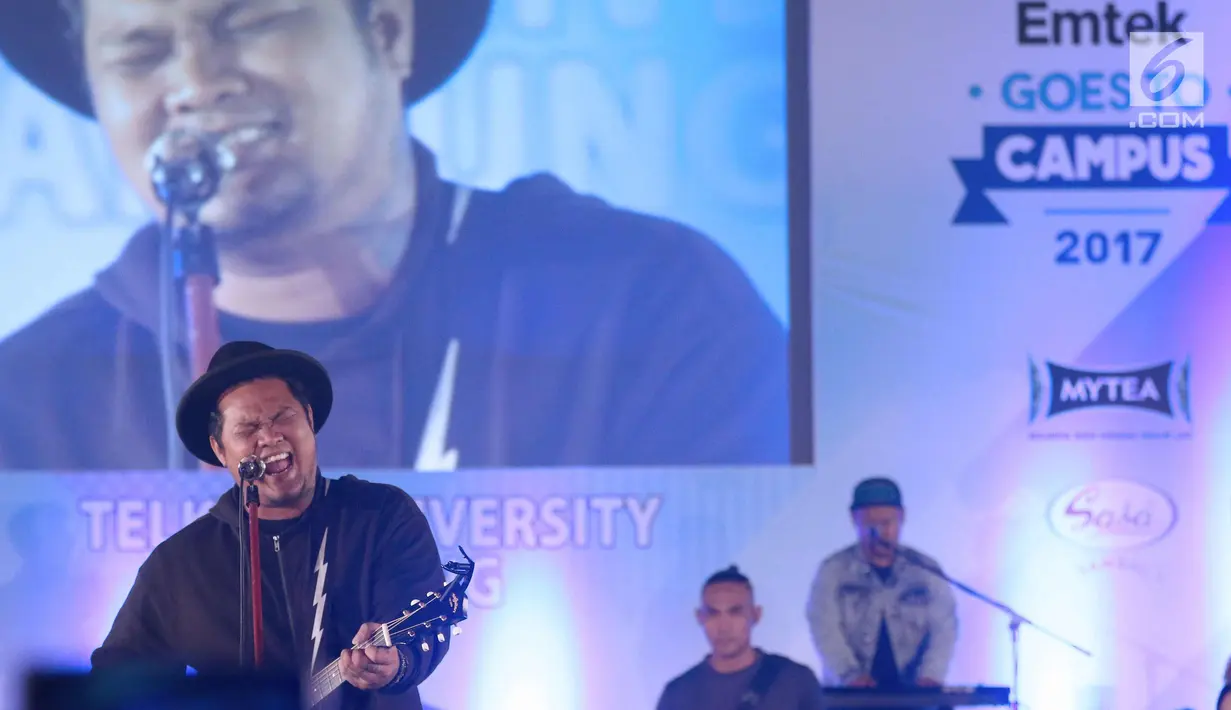 Ekspresi Virgoun saat tampil pada penutupan gelaran Emtek Goes To Campus 2017 Bandung di Universitas Telkom, Bandung, Kamis (30/11). Virgoun juga membawakan lagu yang menjadi soundtrack film Surat Cinta untuk Starla. (Liputan6.com/Helmi Fithriansyah)