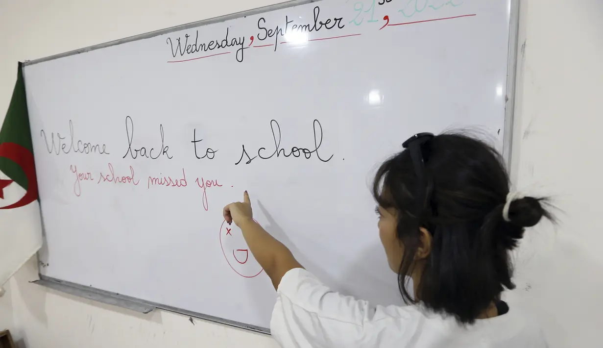 Seorang guru memberikan pelajaran bahasa Inggris di sekolah swasta Birkhadem, di luar Aljir, Rabu (21/9/2022). Penggantian pembelajaran bahasa Inggris atas bahasa Prancis adalah upaya modernisasi yang juga dapat dilihat sebagai cara bagi Aljazair untuk menjauhkan diri dari masa lalunya sebagai koloni Prancis. (AP Photo/Fateh Guidoum)