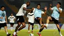 Jelang berlaga melawan Indonesia All Star, sejumlah bintang sepak bola internasional yang tergabung dalam Football Legends berlatih ringan di Stadion GBK Jakarta, (6/6/2014). (Liputan6.com/Helmi Fithriansyah)