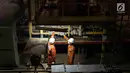 Petugas Perusahan Gas Negara (PGN) mengecek instalasi gas pada mesin keramik di PT Ubin Keramik Kemenangan Jaya Klapanunggal, Bogor, Jabar, Senin (10/12). Pabrik mampu memproduksi 850.000 meter persegi keramik tiap bulan. (Liputan6.com/Immanuel Antonius)