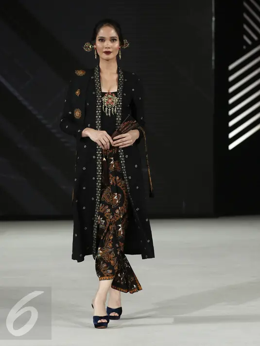 Kebaya dengan sentuhan modern karya Era Soekamto dipamerkan dalam pagelaran The Iconic Women Senayan City Fashion Nation ke-11, Jakarta, Rabu (12/4). (Liputan6.com/Herman Zakharia)
