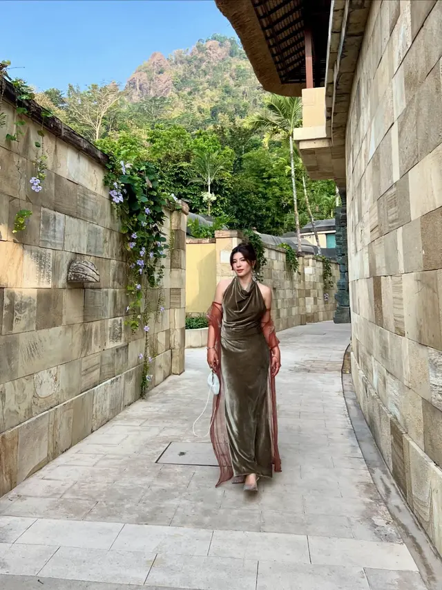 7 Potret Shaloom Razade Jadi Bridesmaid Pakai Kebaya dan Dress Ini Tampil Menawan