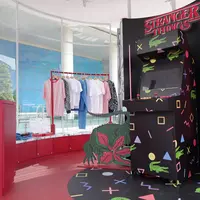 Mengintip koleksi kolaborasi Lacoste x Netflix yang hadirkan ikon series paling favorit (Lacoste)