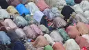 Keputusan tersebut menjadi acuan bagi umat Islam dalam menyelenggarakan salat Idul Fitri secara bersama-sama di berbagai daerah. Tampak dalam foto, ribuan umat Islam ketika melaksanakan salat Idul Fitri 1447 Hijriah di Mesjid Kubah Emas, Depok, Jawa Barat, Sabtu (21/3/2026). (merdeka.com/Arie Basuki)