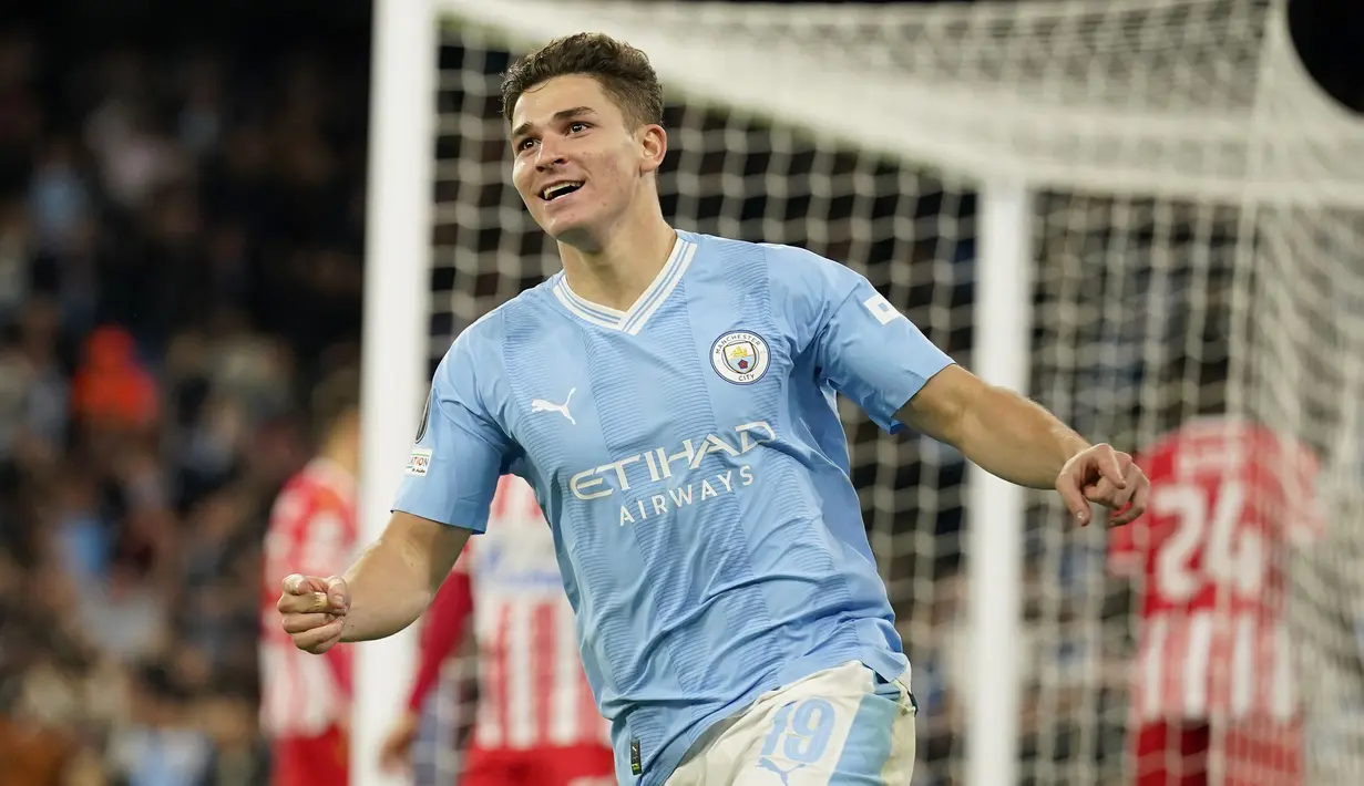 Selebrasi striker Manchester City, Julian Alvarez setelah mencetak gol penyeimbang 1-1 ke gawang Red Star Belgrade pada laga matchday pertama Grup G Liga Champions 2023/2024 di Etihad Stadium, Manchester, Rabu (20/9/2023) dini hari WIB. (AP Photo/Dave Thompson)