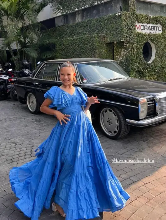 Di momen wisuda tersebut, Kiyomi tampil cantik dan anggun dalam balutan gaun ruffle berwarna biru cerah.