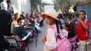 Sejumlah pihak terus berupaya menyiapkan alternatif metode pembelajaran untuk membantu anak-anak pengungsi Palestina mengejar ketinggalan pendidikan. (BASHAR TALEB/AFP)