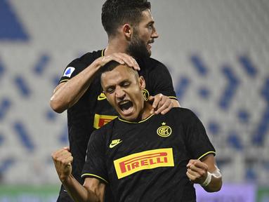 Penyerang Inter Milan, Alexis Sanchez, merayakan gol yang dicetaknya ke gawang SPAL pada laga lanjutan Serie A pekan ke-33 di Stadio Paolo Mazza, Jumat (17/7/2020) dini hari WIB. Inter Milan menang 4-0 atas SPAL.  (Massimo Paolone/LaPresse via AP)