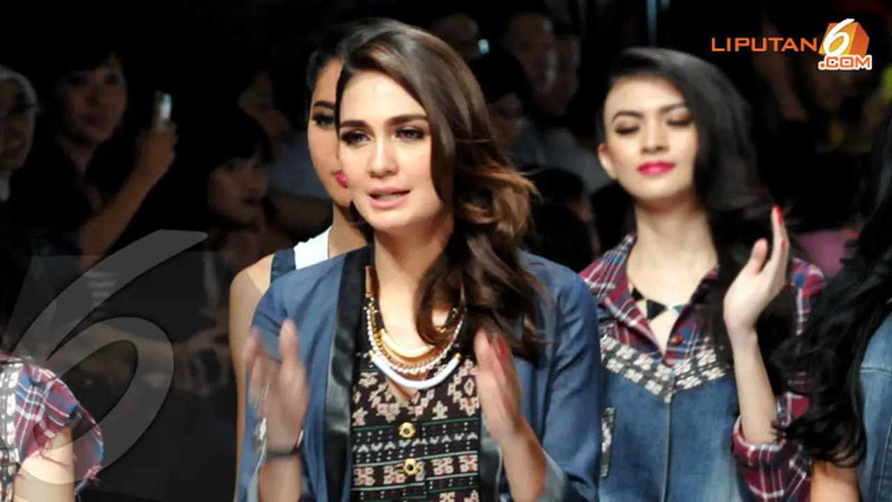 luna-maya-2-131028b.jpg