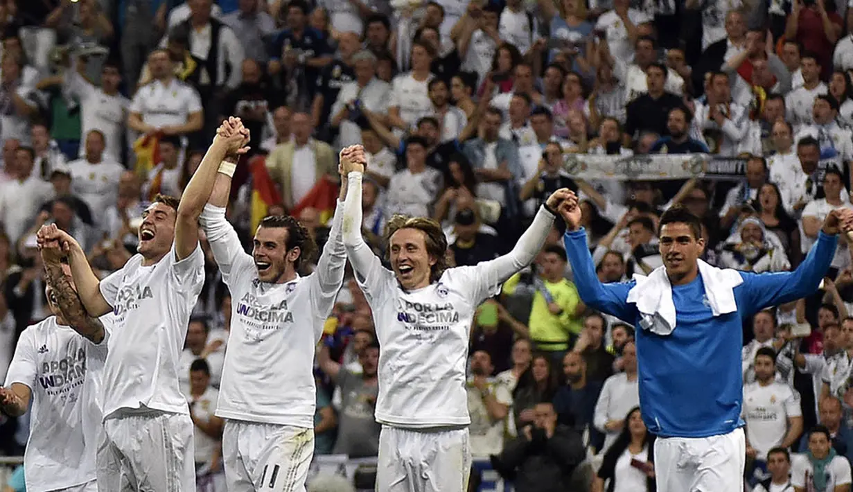 Para pemain Real Madrid merayakan keberhasilan lolos ke final Liga Champions usai menaklukan Manchester City di Stadion Santiago Bernabeu, Spanyol, Kamis (5/5/2016) dini hari WIB. Madrid menang agregat 1-0 atas City. (AFP/Gerard Julien)