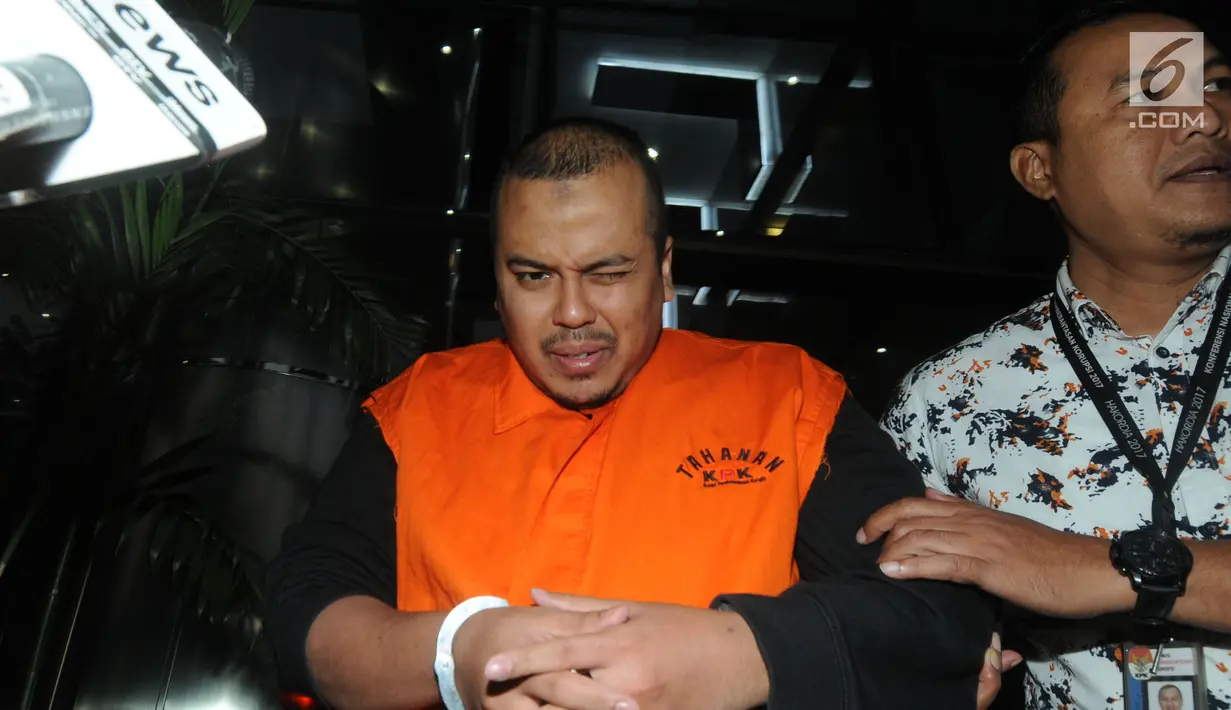 Pengusaha Zulfikar, penyuap Anggota DPR F-PDIP I Nyoman Dhamantra memakai rompi tahanan usai menjalani pemeriksaan di Gedung KPK, Jakarta, Jumat (9/8/2019). Zulfikar ditahan terkait suap izin impor bawang putih dari Kementerian Pertanian dan SPI dari Kemendag. (merdeka.com/Dwi Narwoko)