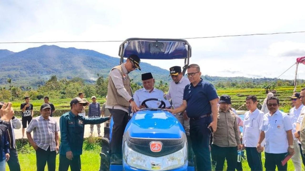 Pemprov Sumbar Salurkan Bantuan Traktor Pertanian Solok, Tingkatkan Efisiensi Petani Pascabencana
