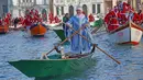 Ratusan orang mengenakan kostum Santa Claus mendayung perahu di Canal Grande di Venesia, Italia, (17/12). Hampir seratus perahu dayung tradisional, dengan berbagai jenis dan ukuran berparade di sepanjang Grand Canal. (Andrea Merola / ANSA via AP)