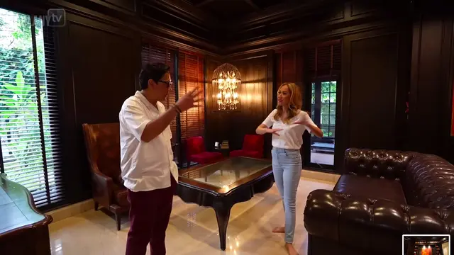 BCL Tunjukkan Ruangan Peninggalan Ashraf Sinclair di Rumahnya yang Tetap Dipertahankan, Ada Buku-Buku dan Lukisan Karya Almarhum. (YouTube Taulany TV)