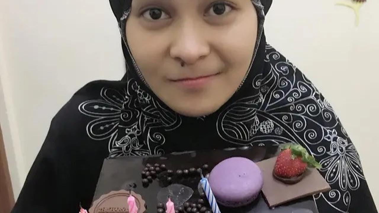 Biasa tampil dengan rambut pendek, begini penampilan wanita pemilik nama asli Cameria Happy Pramita dalam balutan hijab.