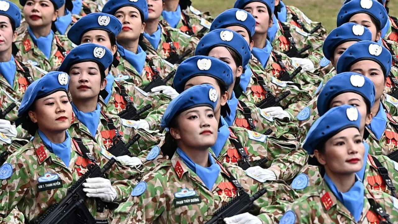 Tentara wanita Vietnam bersenjata laras dalam parade militer untuk memperingati 70 tahun pertempuran Dien Bien Phu di sebuah stadion di Kota Dien Bien Phu, Vietnam pada 7 Mei 2024. Parade ini sekaligus untuk memperingati kemenangan Vietnam yang berhasil