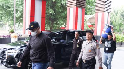 Bupati Klaten Tiba di KPK Petugas Angkut Tong Biru Bersegel