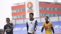 Hamka Hamzah dan pemain-pemain Persita Tangerang menikmati suasana latihan yang digelar sembari menantikan lanjutan Shopee Liga 1 2020. (Dok. Persita Tangerang)