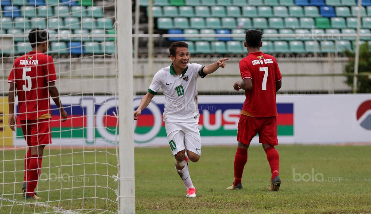 Pemain Indonesia U-19, Egy Maulana Vikri, melakukan selebrasi usai menjebol gawang Myanmar pada laga Piala AFF U-18 di Stadion Thuwunna, Minggu (17/9/2017). Egy Maulana menjadi top skorer Piala AFF U-18 dengan delapan gol. (Liputan6.com/Yoppy Renato)