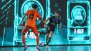Pemain Fury Squad, Falcao mengumpan bola dibayangi pemain Nova Titans, Daffa E dalam laga Futsal X Series 2 di GOR UNJ, Rawamangun, Jakarta, Sabtu (17/01/2026). (Bola.com/Bagaskara Lazuardi)
