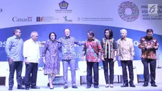 Menkeu Sri Mulyani, President of the World Bank Group Jim Yong Kim, Menkominfo Rudiantara, Menteri PUPR Basuki Hadimuljono dan narasumber foto bersama pada acara Indonesia Infrastructure Finance Forum (IIFF) 2017 di Jakarta, Selasa (25/7). (Liputan6.com)