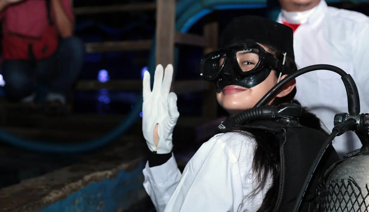 "Aku didampingin oleh penyelam profesional, persiapannya aku lebih ke pernafasan, lepas ininya gimana (yang dimulut), lepas kacamatanya gimana, itu dibanyakin," imbuhnya. (Deki Prayoga/Bintang.com)