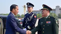 Presiden Republik Indonesia Joko Widodo (Jokowi) mengunjungi Monumen Pahlawan Rakyat, Tiananmen Square, di Beijing, China, pada Selasa (17/10/2023) untuk melakukan peletakan karangan bunga atau flower tribute. (Dok.&nbsp;Sekretariat Presiden)