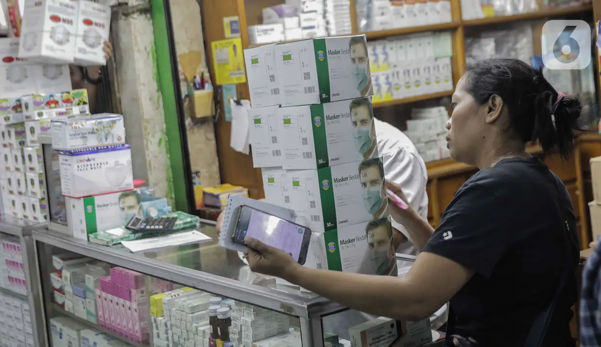Warga saat membeli masker di Pasar Pramuka, Jakarta, Senin (2/3/2020). Pemerintah resmi mengumumkan dua pasein ibu (64) dan anak (31) terinfeksi wabah virus corona COVID-19 setelah berinteraksi dengan Warga Negara Jepang yang berkunjung ke Indonesia. (Liputan6.com/Faizal Fanani)