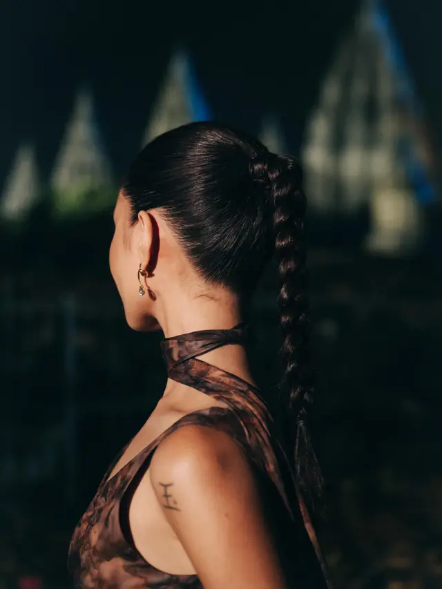Penampilan Debut Niki Zefanya di Prambanan Jazz Festival 2026, Magis dengan Gaun Abstract Print