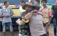 Pria ini Nangis Dipelukan Perwira Polisi, Terharu Jalanan Desa Diperbaiki Usai Bertahun-tahun Rusak