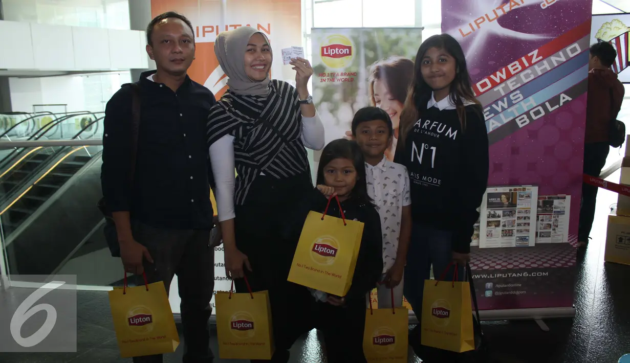 Sebuah keluarga berpose sebelum menonton Inside Out di studio Blitz Megaplex, Jakarta, Sabtu (22/8/2015) Cinemaholic bersama Liputan6.com gelar nonton bareng Inside Out (Liputan6.com/Gempur M Surya)