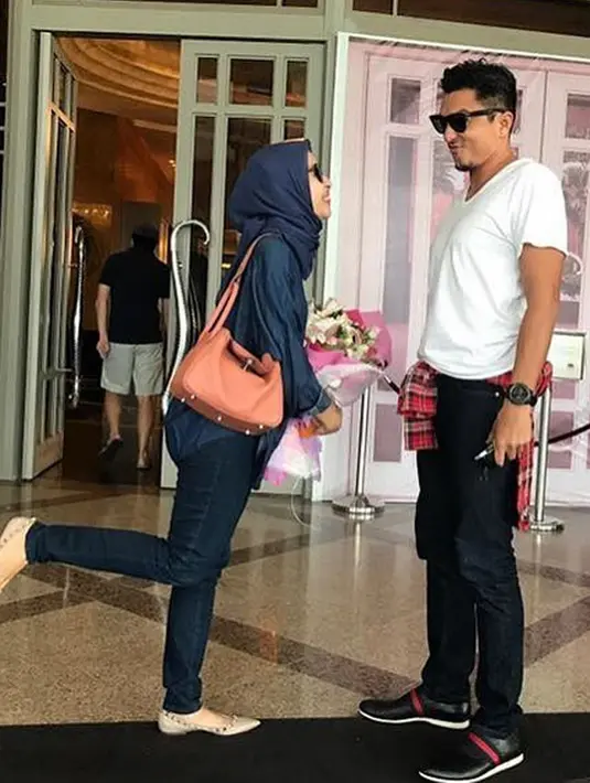 Pada foto pertama, Emran menuliskan caption soal tanggal kencan pertama mereka, yakni pada 14 April 2017. Untuk foto ke dua ini, Bella dan Emran sedang berada di Kuala Lumpur. “Kuala Lumpur 11/5/2017,”  tulis Emran. (Instagram/iamkumbre)