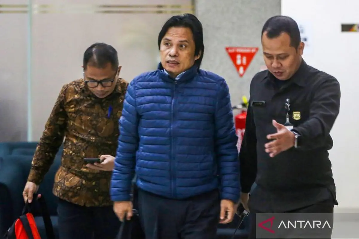 Tersangka kasus dugaan gratifikasi dalam pengadaan barang dan jasa Ma'ruf Cahyono (tengah) berjalan keluar usai menjalani pemeriksaan di Gedung Merah Putih KPK, Jakarta, Kamis (25/6/2026) (Antara)
