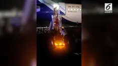 Penumpang pesawat mendadak panik ketika asap tiba-tiba memenuhi kabin.