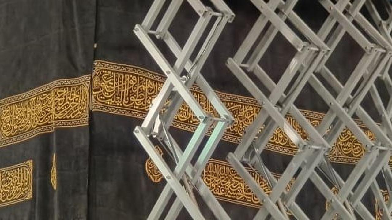 Kiswah baru kemudian ditarik terlebih dulu oleh petugas terlatih ini dari atas Ka'bah. Setelah kiswah baru terpasang, baru kain penutup yang lama dibuka, sehingga tembok bangunan Ka'bah nyaris tidak terlihat.