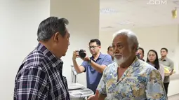 Presiden RI ke-6 Susilo Bambang Yudhoyono (SBY) menyambut mantan PM Timor Leste Xanana Gusmao di National University Hospital, Singapura, Minggu (24/2). Xanana memberikan doa kesembuhan untuk Ani Yudhoyono. (Liputan6.com/HO/Anung Anandito)