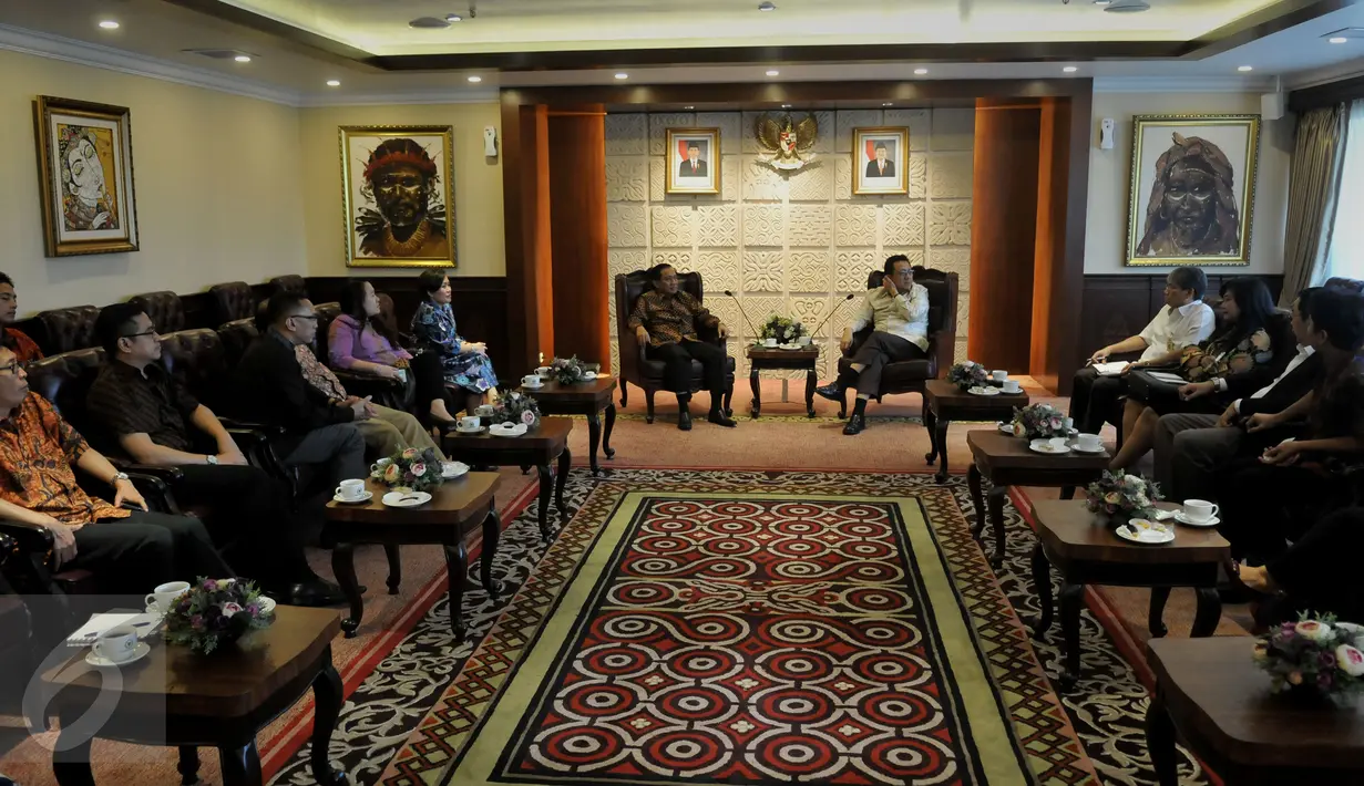 Suasana pertemuan antara Ketua DPD RI, Irman Gusman dengan Jajaran Group Surya Citra Media (SCTV, Indosiar dan Liputan6.com) Gedung DPR, Jakarta, Selasa (8/3/2016). Kunjungan tersebut dalam rangka silaturahmi. (Liputan6.com/Johan Tallo)