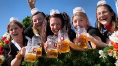 Para wanita memegang gelas berisi bir saat festival bir 'Oktoberfest' ke-188 di Munich, Jerman, Sabtu (16/9/2023). Aliran bir dan kerumunan orang berdatangan ke Munich untuk menyambut dimulainya Oktoberfest secara resmi. (AP Photo/Matthias Schrader)