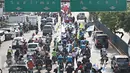 Gerakan Buruh Indonesia-Komite Aksi Upah (GBI-KAU) melakukan aksi long march menuju Tugu Proklamasi, Jakarta, Jumat (20/11). Aksi ini bagian dari jalan kaki Bandung-Jakarta menolak PP 78 th 2015 tentang pengupahan. (Liputan6..com/Immanuel Antonius)