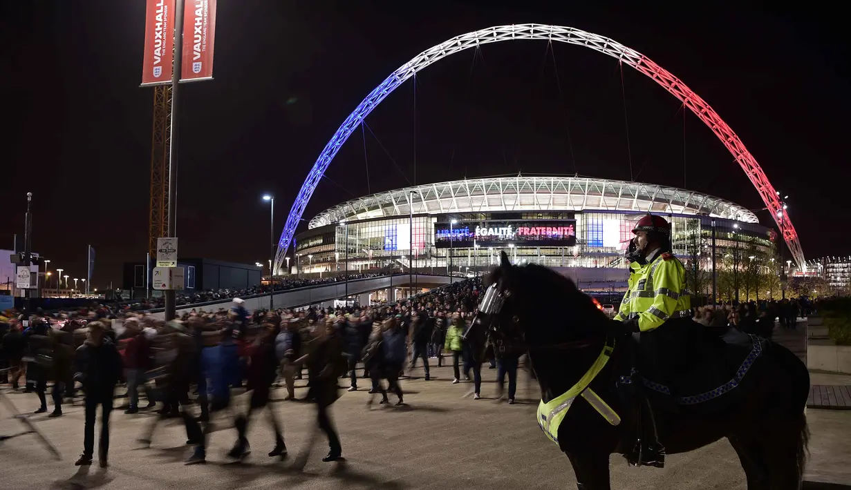 Polisi berkuda berjaga dekat Stadion Wembley saat laga Persahabatan antara Inggris vs Prancis di London, Rabu (18/11/2015) dini hari WIB. ( AFP Photo/Leon Neal)