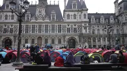Sebuah kamp darurat yang didirikan oleh para migran digambarkan di luar balai kota Paris, pada Jumat (25/6/2021). Lebih dari 300 migran mendirikan sekitar 200 tenda di luar balai kota untuk menarik perhatian terhadap kondisi mereka dan menuntut akomodasi. (AP Photo/Lewis Joly)
