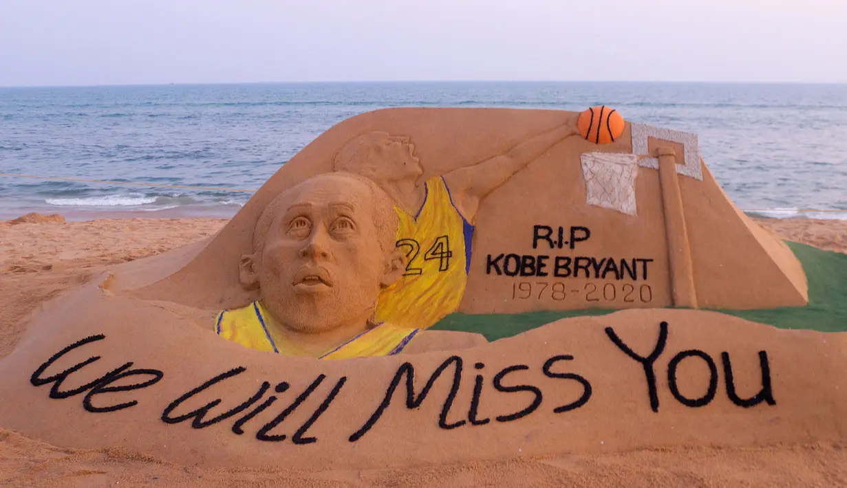 Seniman India, Sudarsan Pattnaik, membuat ukiran dari pasir untuk mengenang Kobe Bryant di Bhubaneswar, India, Senin (27/1). Akibat kecelakaan helikopter, legenda NBA itu wafat bersama sang putri. (AFP/Stringer)